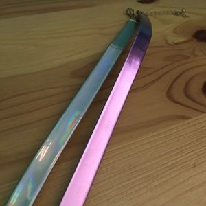 Holographic chokers